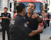 Yangın haberinde çekim yapan DHA muhabirine polisten saldırı