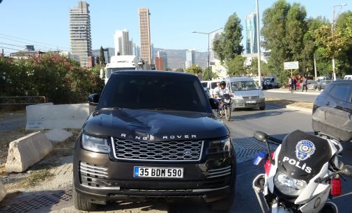 İzmir’de feci kaza: Yolun karşısına geçmeye çalışırken otomobil çarptı