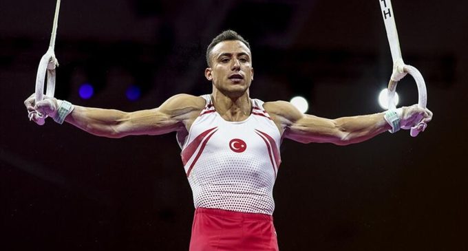 Milli cimnastikçi Adem Asil, altın madalya kazandı