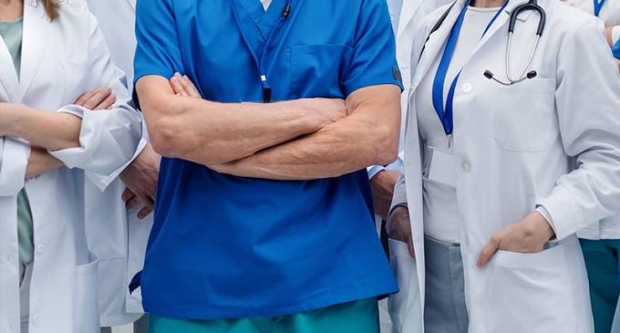 Serbest çalışan hekimlere kısıtlama geliyor: 10 bin doktor etkilenecek