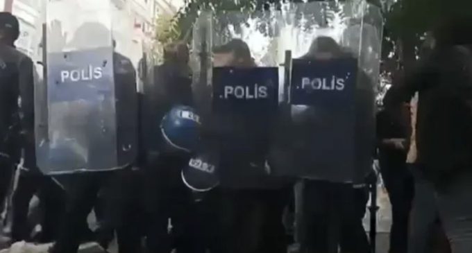 Ankara’da Mahsa Amini eylemine polis saldırdı: Çok sayıda gözaltı var