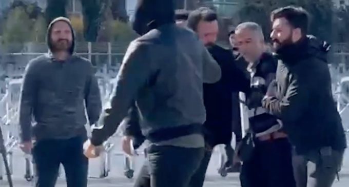 Adliye önünde “Erdoğan hırsız” diyen kişiyi polisler kelepçeleyip gözaltına aldı