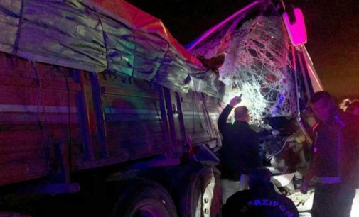 Amasya’da yolcu otobüsü ile TIR çarpıştı: Ölü ve yaralılar var