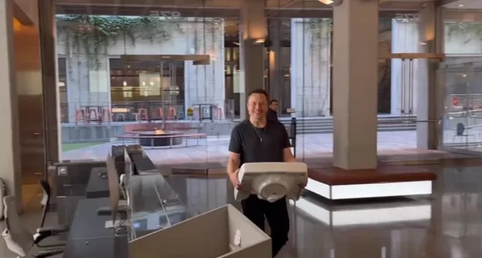 Elon Musk, elinde lavaboyla Twitter Genel Merkezi’ne geldi: Soğuk espri yaptı