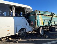 Kütahya’da işçi servisi pancar yüklü traktöre çarptı: 13 yaralı