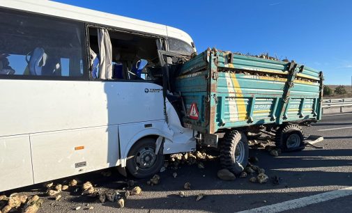 Kütahya’da işçi servisi pancar yüklü traktöre çarptı: 13 yaralı