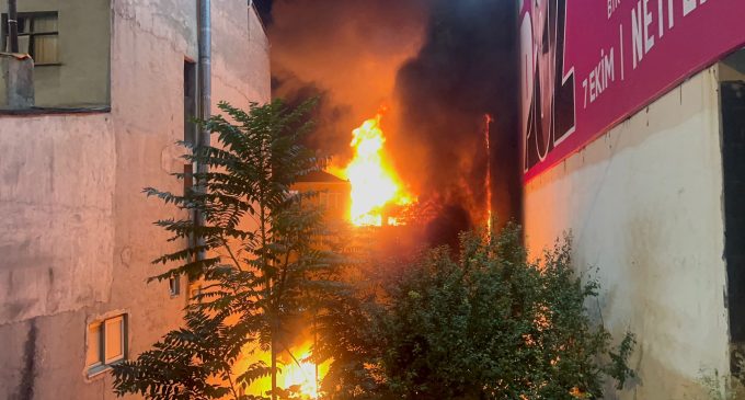 Kadıköy’de bir binada patlama: Üç kişi yaşamını yitirdi; Vali “doğalgaz”, İmamoğlu “doğalgaz değil” dedi
