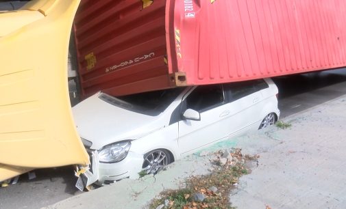 TIR’ın altında kalan aracın sürücüsü kazayı yara almadan atlattı