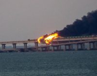 Füze mi, yakıt tankeri patlaması mı?: Rusya’yı Kırım’a bağlayan köprüde yangın