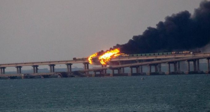 Füze mi, yakıt tankeri patlaması mı?: Rusya’yı Kırım’a bağlayan köprüde yangın