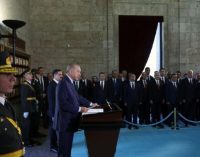 Erdoğan beraberindeki heyetle birlikte Anıtkabir’i ziyaret etti