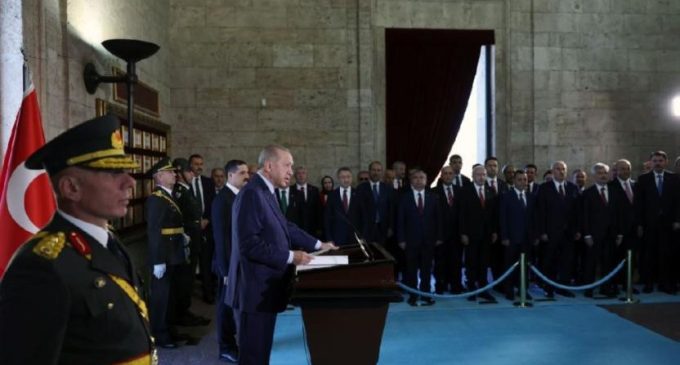 Erdoğan beraberindeki heyetle birlikte Anıtkabir’i ziyaret etti