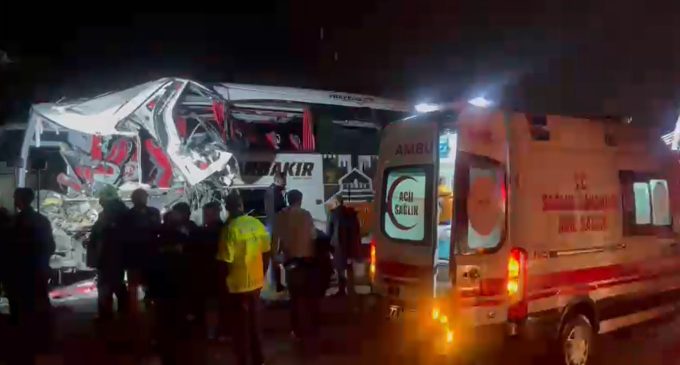 Batman’da yolcu otobüsü kum yüklü kamyona çarptı: Bir ölü, 22 yaralı