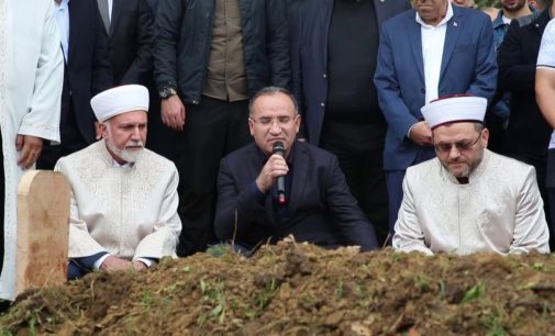 Asıl mesleği ilahiyatçılık olan Adalet Bakanı, 25 yaşında ölen madencinin mezarında Kuran okudu