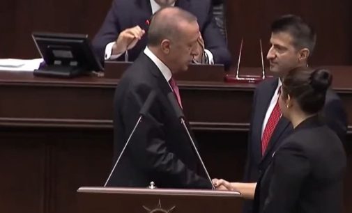 Mehmet Ali Çelebi AKP sıralarında: Rozetini Erdoğan taktı