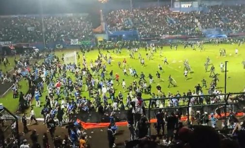 Endonezya’da futbol maçında izdiham: Ölenlerin sayısı 174’e yükseldi