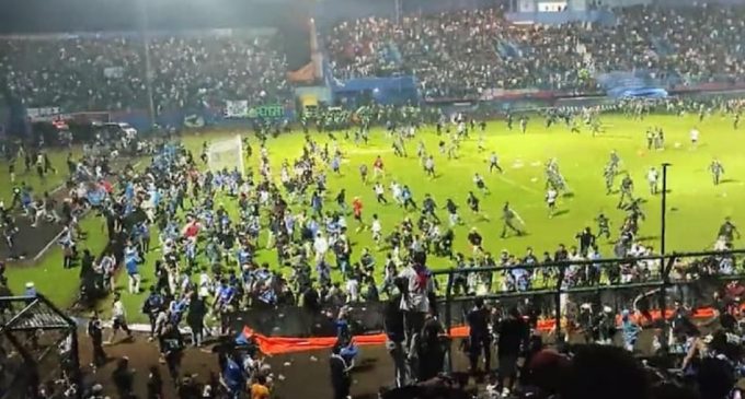 Endonezya’da futbol maçında izdiham: Ölenlerin sayısı 174’e yükseldi