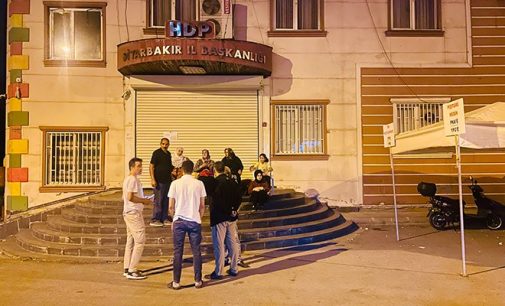 HDP Diyarbakır il binası “kaçak kat” gerekçesiyle mühürlendi