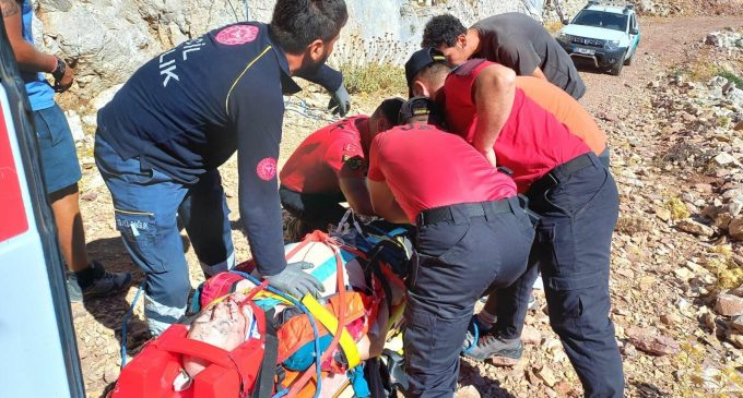 Yamaç paraşütü yapan İngiliz turist, kayalıklara düşerek yaşamını yitirdi
