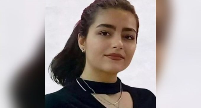İran’da 16 yaşındaki Asra Panahi marş söylemediği için öldürüldü