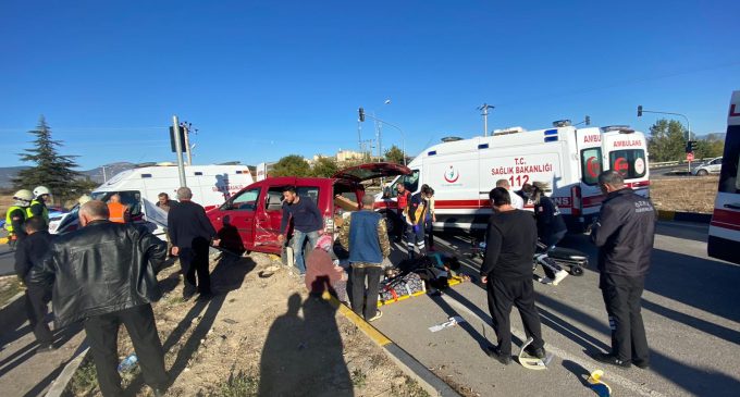 Isparta’da ambulans ile hafif ticari araç çarpıştı: Bir ölü, altı yaralı