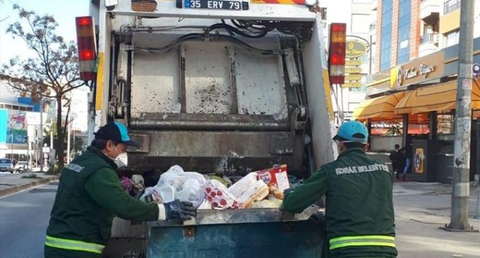 İzmir’de çöp kamyonundan düşen işçi yaşamını yitirdi