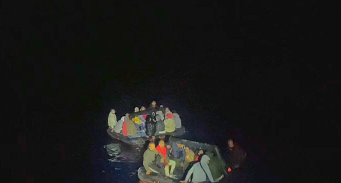 İzmir’de 73 kaçak göçmen ile bir Türk vatandaşını Sahil Güvenlik kurtardı