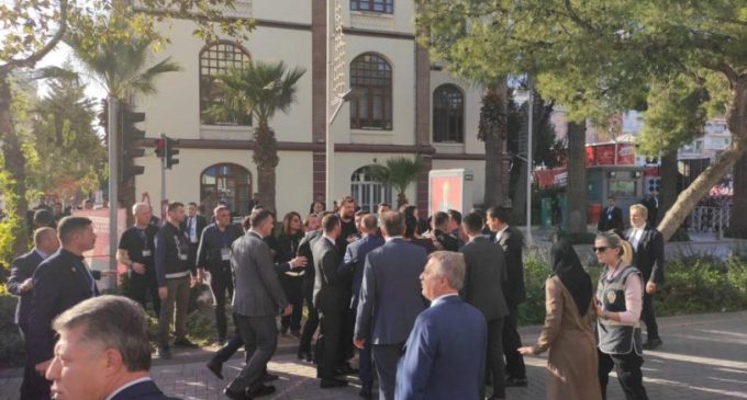 Bahçeli’nin Manisa mitinginde yumruklu-tekmeli kavga: MHP’liler ile AKP’li vekil arasında gerginlik
