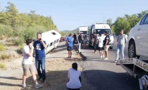Muğla’da tur minibüsü otomobile çarptı: Sekiz yaralı