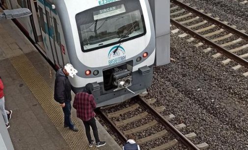 Ankara’da bir kişi raylara düştü: Tren son anda durduruldu