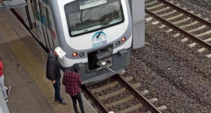 Ankara’da bir kişi raylara düştü: Tren son anda durduruldu