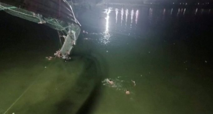 Hindistan’da asma köprünün çökmesi sonucu yüzlerce kişi nehre düştü: En az 60 ölü