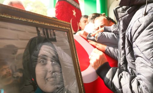 Karkamış’ta ölen öğretmenin cenazesine katılan Bakan Yardımcısı Sezgin: Öğretmenlik yapıp ölse sadece öğrencileri bilecekti
