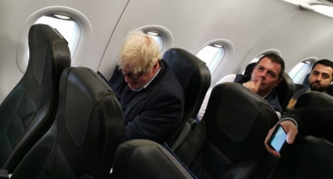İngiltere eski başbakanı Boris Johnson ekonomi sınıfında İstanbul’a uçtu