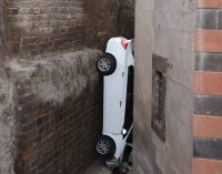 Korkulukları kırıp düşen otomobil iki duvar arasına sıkıştı: Üç yaralı