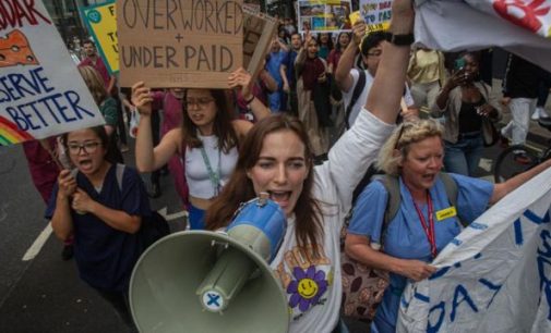 İngiltere’de 100 bin kamu çalışanı ve makinistler grev kararı aldı