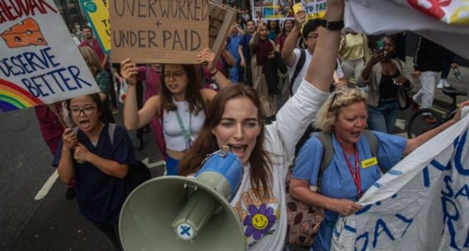 İngiltere’de 100 bin kamu çalışanı ve makinistler grev kararı aldı