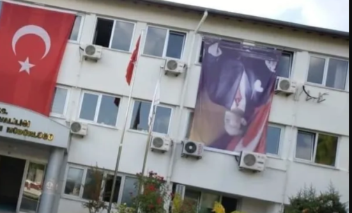 10 Kasım’da tepki çeken görüntü: Atatürk posterini ters astılar