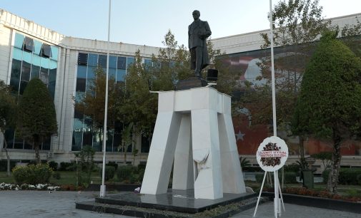 Atatürk Anıtı’na balyozla saldıran kişi tutuklandı