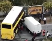 İETT otobüsü önce kamyonete ardından reklam panolarına çarptı: Bir yaralı