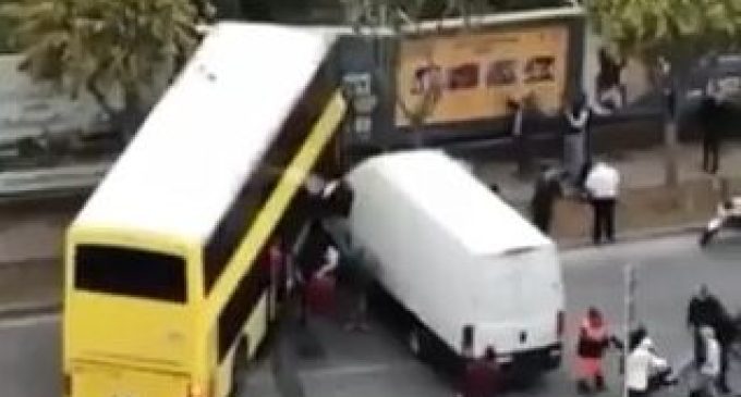 İETT otobüsü önce kamyonete ardından reklam panolarına çarptı: Bir yaralı