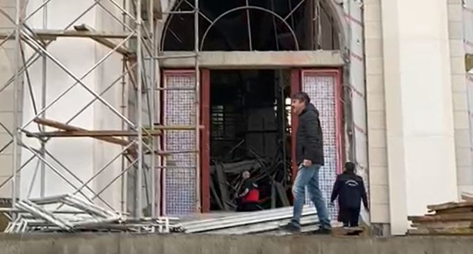 Cami inşaatında iskele çöktü: 14 işçi yaralı