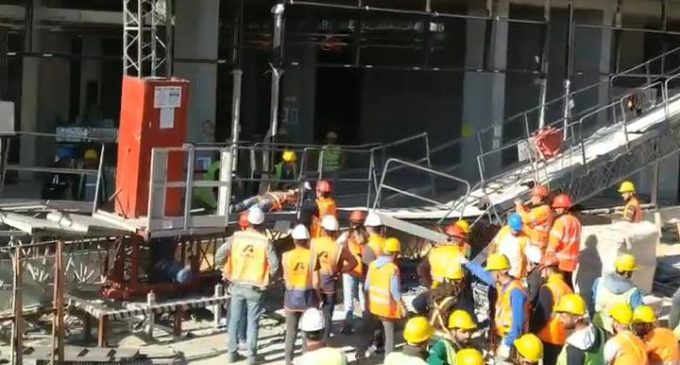 Beyoğlu’nda tersane inşaatında asansör devrildi: Yaralı işçiler var
