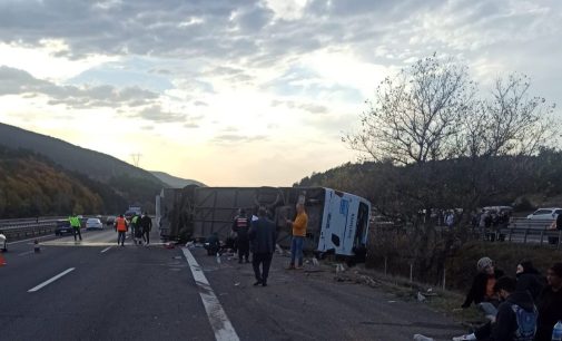 Bolu otoyolunda yolcu otobüsü devrildi: Üç ölü, 16 yaralı