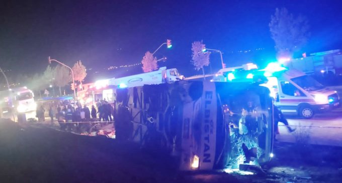 Denizli’de kırmızı ışıkta geçtiği iddia edilen yolcu otobüsü ile kamyon çarpıştı: 12 yaralı