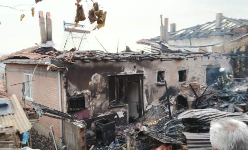 Gediz’de çıkan yangında iki ev kullanılamaz hale geldi