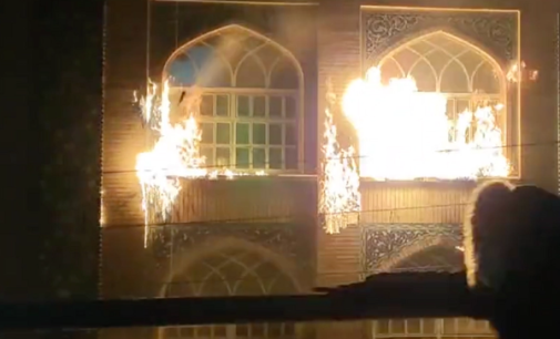 İran’da protestolar büyüyor: Ülkenin ilk dini lideri Humeyni’nin evi ateşe verildi
