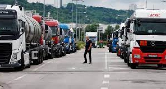 İspanya’da enerji krizinden etkilenen kamyoncular greve başladı