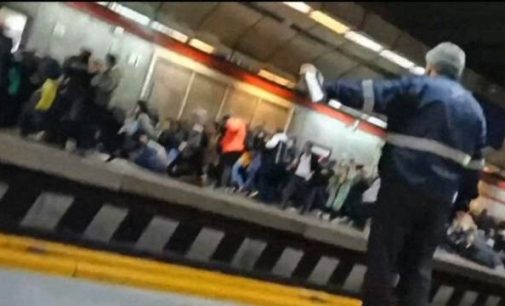 İran’da protestolar üçüncü ayında: Polis metro istasyonunda ateş açtı, türban takmayan kadınları dövdü