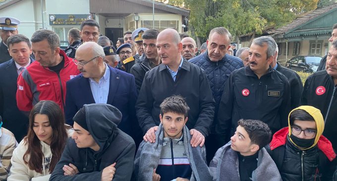 Depremin ardından İçişleri Bakanı Soylu İzmir’e geldi: Üç yaralıdan birinin durumu ağır